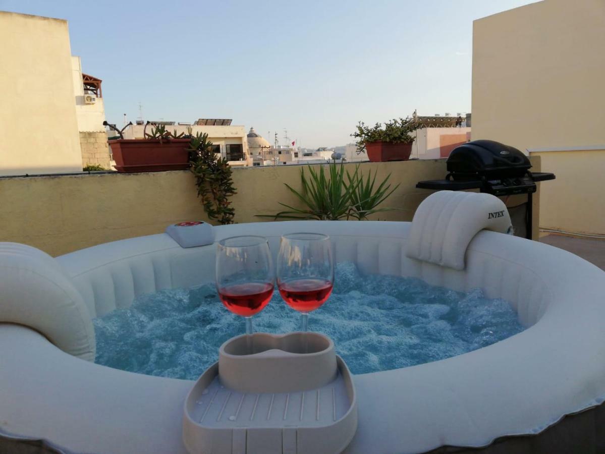 Studio Apartment With Private Terrace, Jacuzzi & Views Mosta Luaran gambar